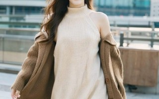美女短款针织衫连衣裙，修长美腿展露时尚自信