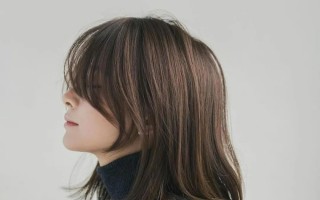 推荐3种超有氛围感的发型：日式锁骨发型、韩式低马尾和复古卷发