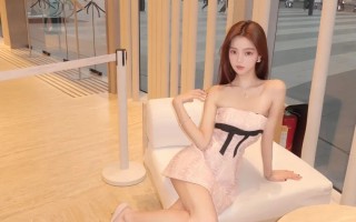 蕾丝“抹胸裙”搭配尖头高跟鞋，展现出浪漫优美又活泼的风格！