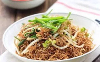 女生必备菜谱：炒面喷香四溢，焖面湿润爽口