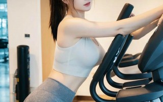 小姐姐爱健身 自律勤奋散发青春活力与健康魅力