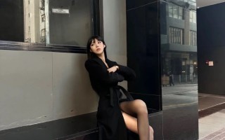 冬季黑色大衣、黑色丝袜和高跟鞋搭配建议，让女性魅力在寒风中绽放