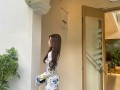 披肩搭配黑丝，小黑裙搭配高跟鞋，展现出极简风格的独特美