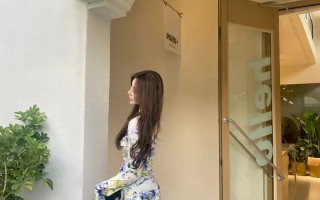 披肩搭配黑丝，小黑裙搭配高跟鞋，展现出极简风格的独特美