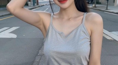 清纯可爱小姐姐高马尾发型与牛仔裤完美搭配