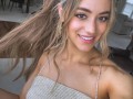 Jessica Bickling是一位备受瞩目的健身女网红，以其性感的外貌和出色的健身成果而闻名