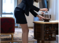 职场女性穿搭：黑色西服、短裙、肉色丝袜以及蕾丝高跟鞋一样都不能少