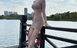 中年妇女穿包臀连衣裙在农村玩拍照 简直不要太吸睛
