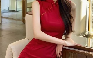 美女穿着一袭红裙，优雅地飘逸着长发，她的惊艳气质无人能比