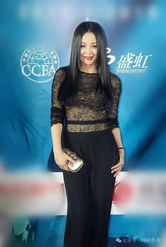 54岁陶红穿蕾丝衫阔腿裤，时尚透视显身材，60后独树一帜。
