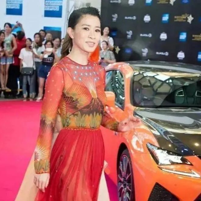 半透明刘海 佘诗曼47岁的车模亮相，让人不得不为之驻足