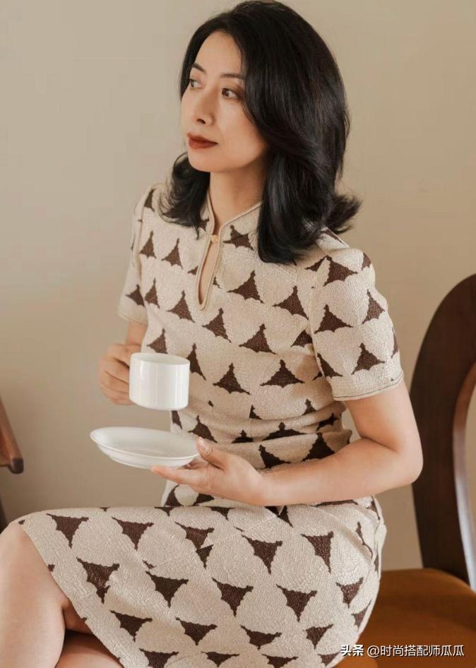 圆脸女生中分卷发_卷发圆脸女生中分图片_中长卷发圆脸