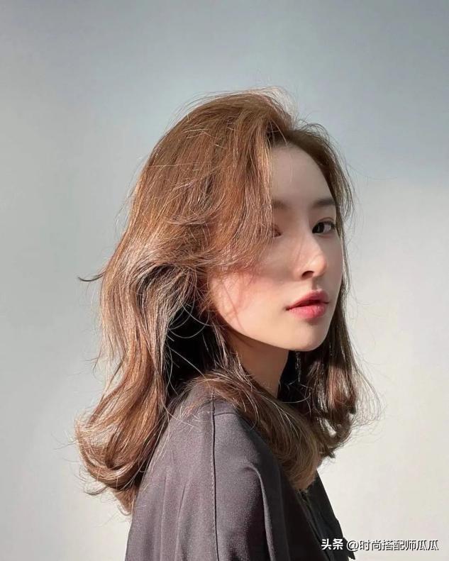 圆脸女生中分卷发_卷发圆脸女生中分图片_中长卷发圆脸