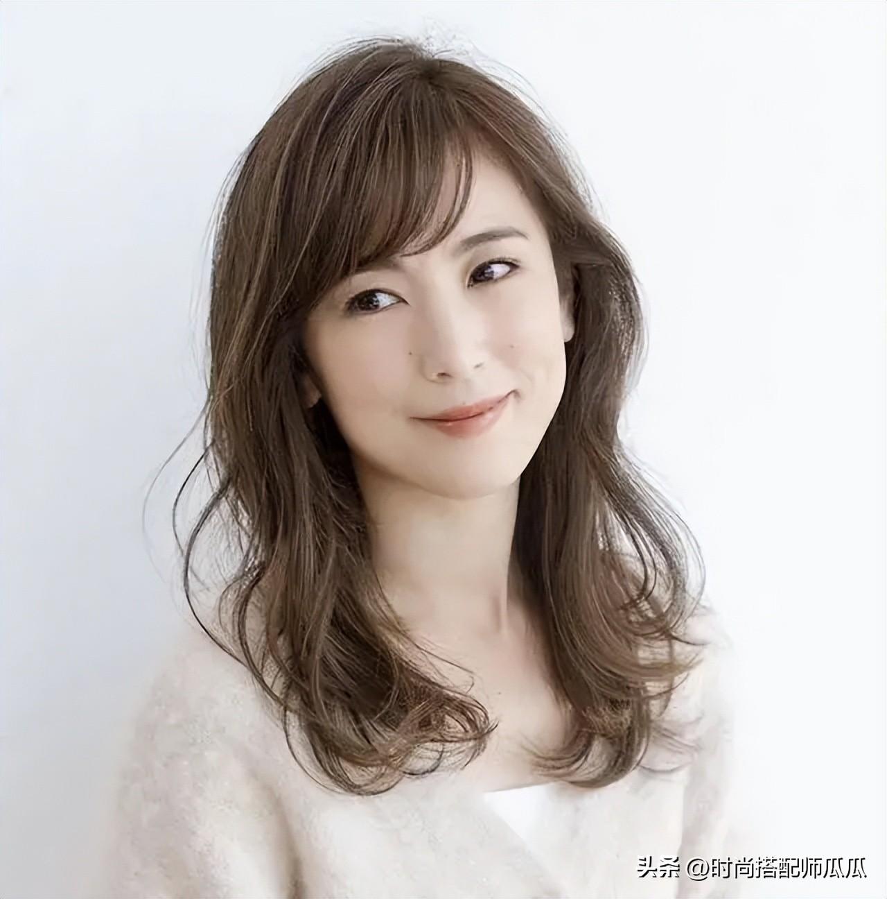 圆脸女生中分卷发_中长卷发圆脸_卷发圆脸女生中分图片