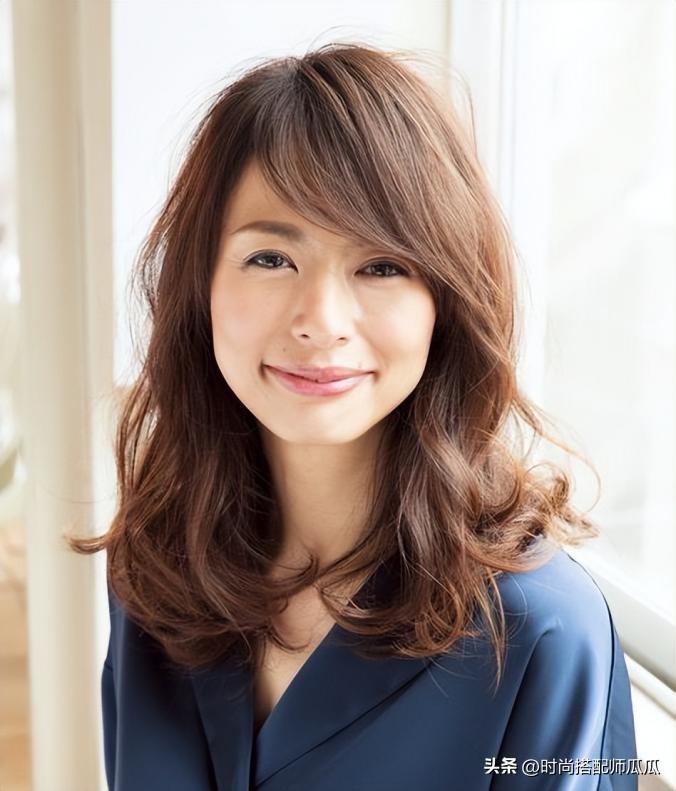 卷发圆脸女生中分图片_中长卷发圆脸_圆脸女生中分卷发