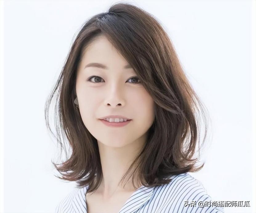 中长卷发圆脸_卷发圆脸女生中分图片_圆脸女生中分卷发
