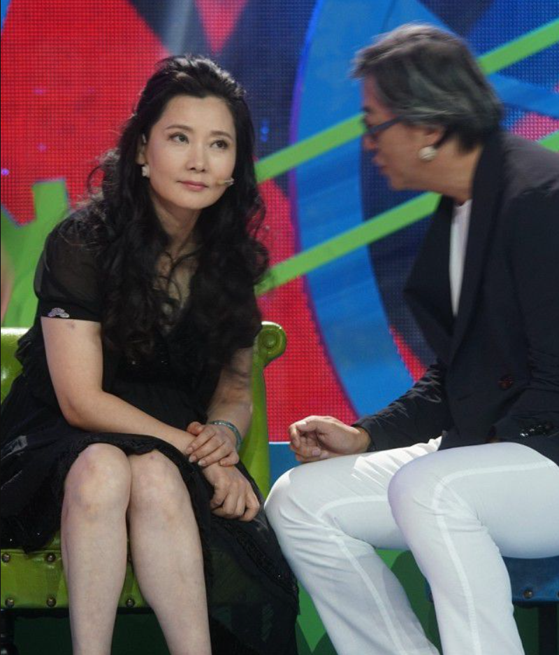 黑色连衣裙搭什么鞋子_黑色连衣裙黑色鞋子配什么袜子_黑裙子黑鞋配什么颜色的裤袜
