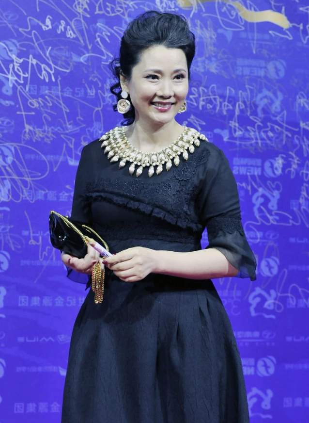 黑裙子黑鞋配什么颜色的裤袜_黑色连衣裙搭什么鞋子_黑色连衣裙黑色鞋子配什么袜子
