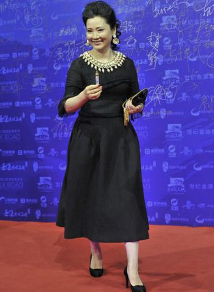 黑色连衣裙搭什么鞋子_黑裙子黑鞋配什么颜色的裤袜_黑色连衣裙黑色鞋子配什么袜子