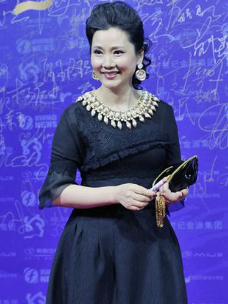 黑色连衣裙搭什么鞋子_黑裙子黑鞋配什么颜色的裤袜_黑色连衣裙黑色鞋子配什么袜子