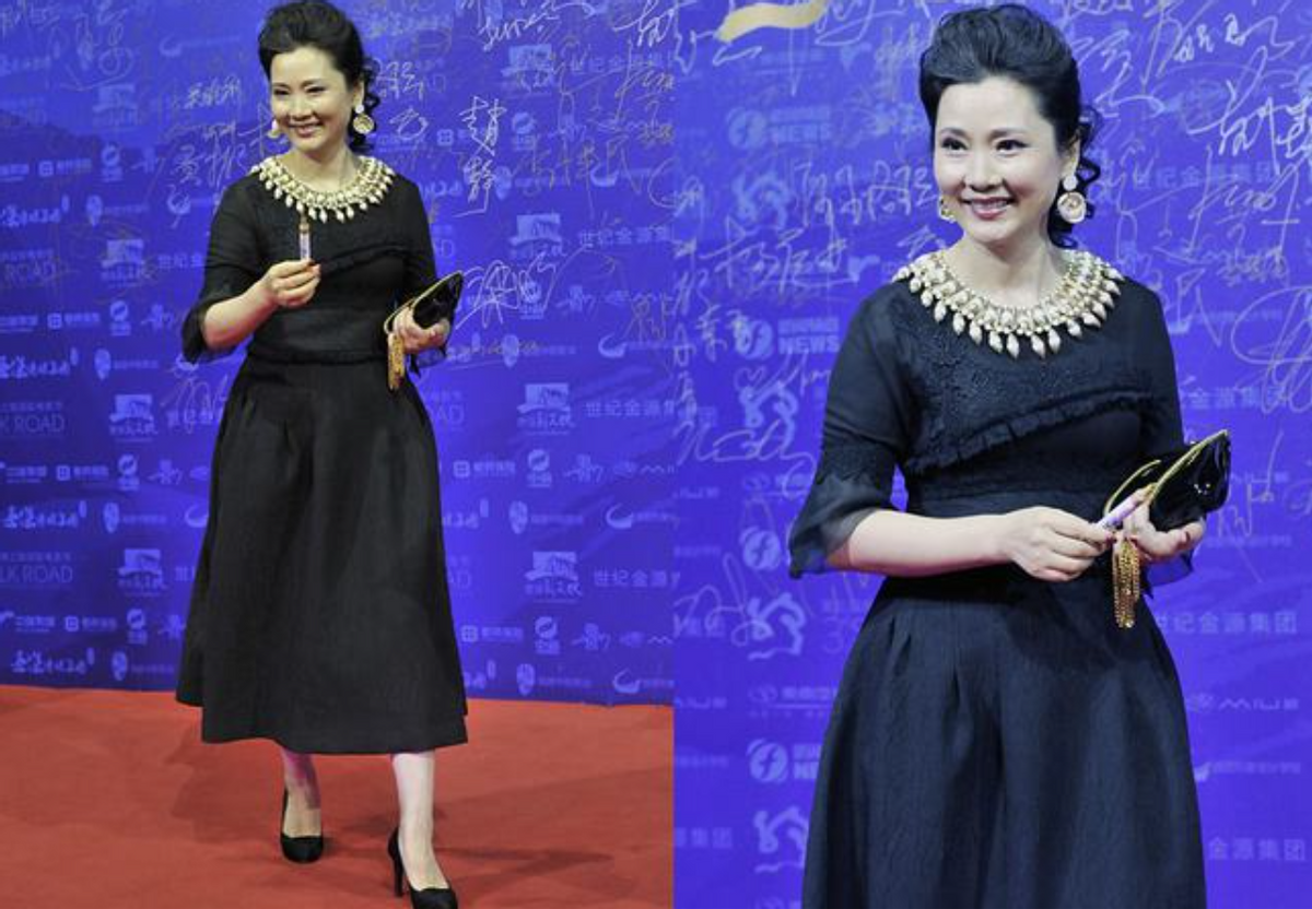黑色连衣裙搭什么鞋子_黑色连衣裙黑色鞋子配什么袜子_黑裙子黑鞋配什么颜色的裤袜