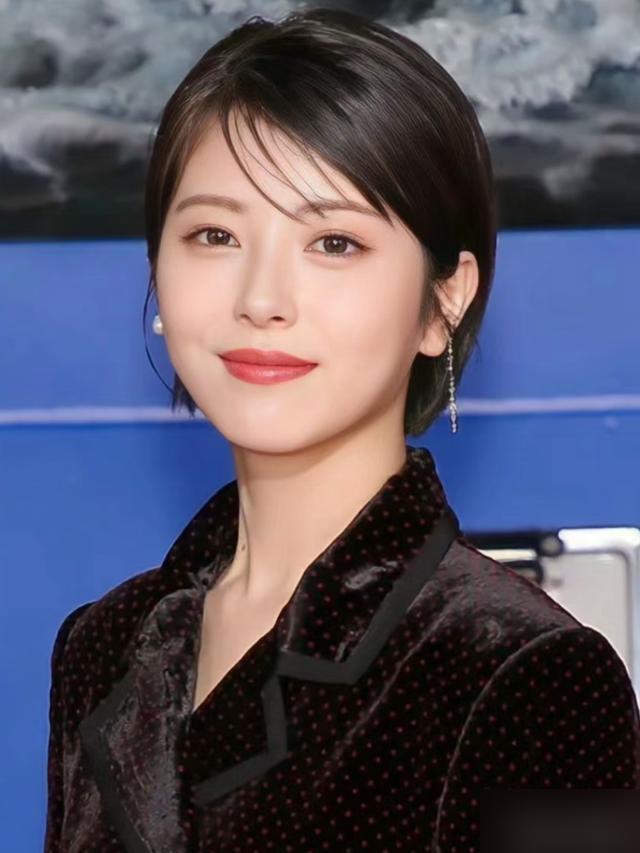 短直发发型女2020_短发女生发型直发图片大全_女生短发直发发型