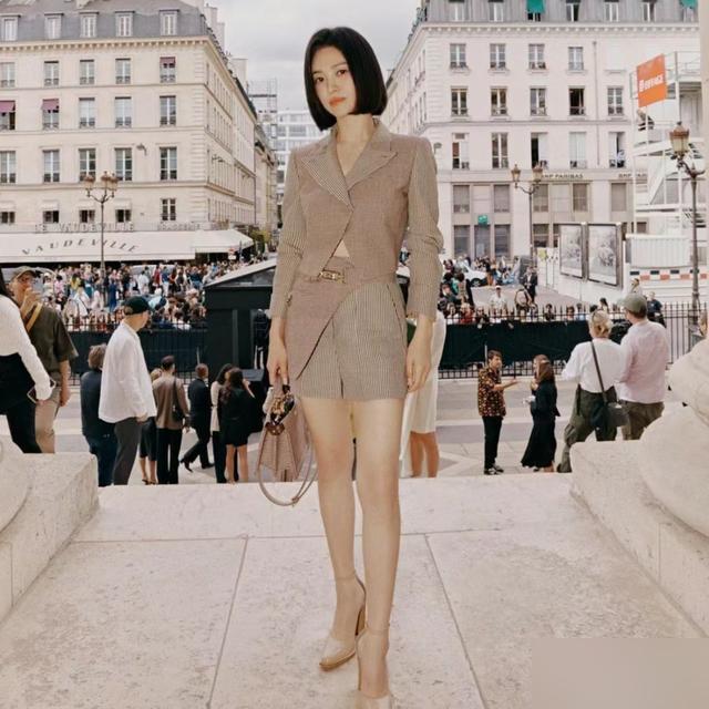 短直发发型女2020_短发女生发型直发图片大全_女生短发直发发型