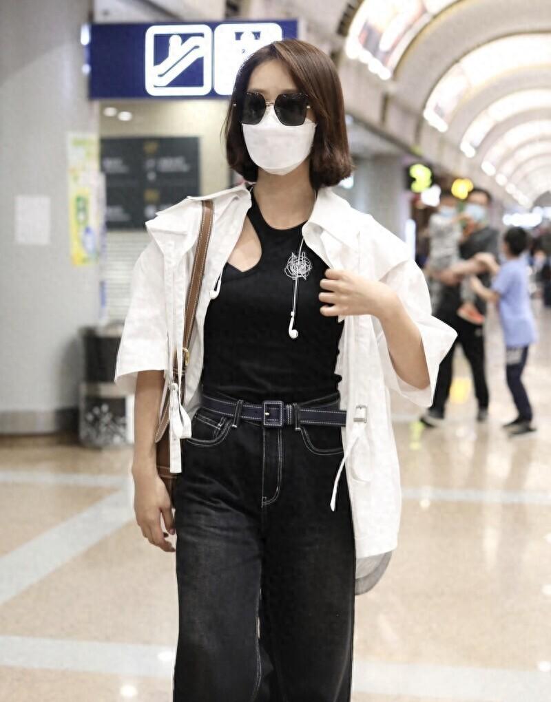 女性阔腿牛仔裤和长袖衫的穿搭指南！