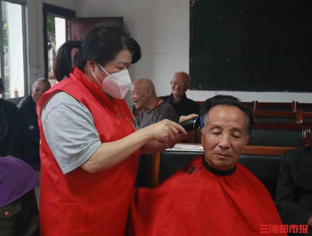 理发师故事情节_理发师本人的故事_理发师故事小班语言教案